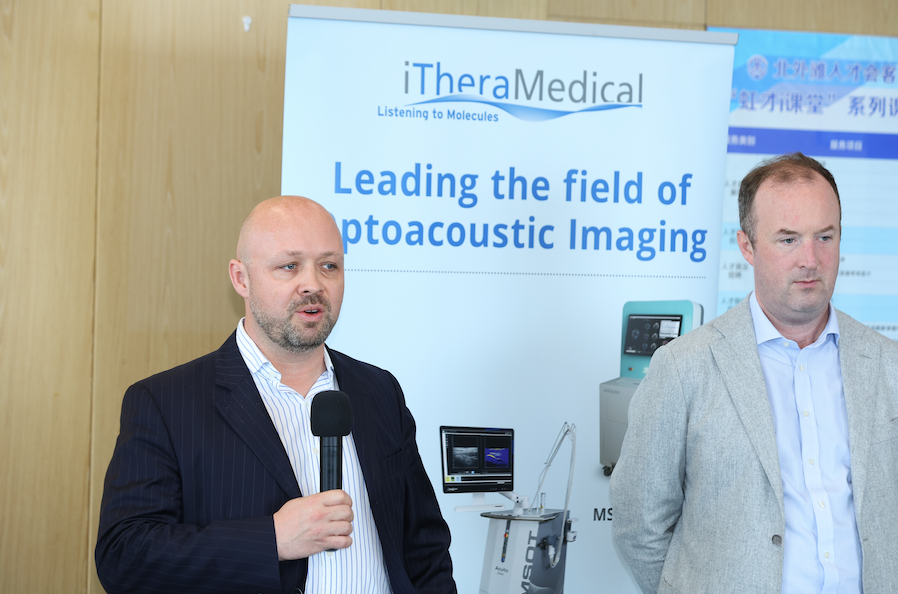 Attending New Materials Business Events o Promote Low Carbon and High Quality Development in the Industry